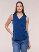 Chaleco azul sin mangas con escote en V, costuras verticales de entalle y detalle de falsos bolsillos con solapa y botones dorados en la cintura.