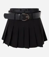 Short pollera plisado de color negro, confeccionado en poliéster con viscosa y elastano, de talle alto y diseño de sastrería. Incluye trabillas y un cinturón negro con hebilla metálica plateada.