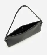 Bolso pequeño tipo bowling de estructura flexible y acabado liso. Cuenta con asa de hombro fija ajustable mediante nudos laterales y cierre magnético.