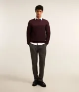 Sueter de punto de la marca Marfinno para hombre, en color marrón, con cuello redondo y diseño con textura acanalada en la parte inferior y las mangas.