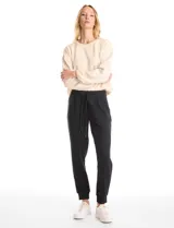 Jogger deportivo de corte holgado, con cintura elástica y lazo de ajuste, bolsillos laterales y puños elásticos en los tobillos.
