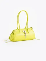 Cartera tipo shoulder bag de cuero vacuno en color amarillo, con doble asa de hombro, cierre superior y detalles de tiras laterales colgantes. Incluye aplique de cerradura metálica con candado y llavero colgante en el frente.