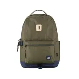 Mochila urbana Terrano de diseño bicolor en verde oliva y azul marino. Cuenta con un compartimento principal con espacio para laptop, un bolsillo frontal con cierre, dos bolsillos laterales porta botellas y un parche decorativo de cuero en la parte superior.