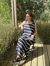 Vestido largo tejido a rayas horizontales azul marino y blancas, sin mangas, con cuello redondo y tajos laterales.