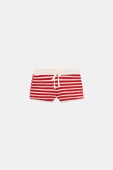 Shorts de algodón con diseño de rayas horizontales rojas y blancas, de tiro medio y cintura elástica ajustable con cordón en contraste.