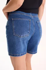 Short de jean negro con elastano, de corte mom, tiro alto y diseño clásico de cinco bolsillos.