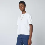 Camiseta blanca de algodón, corte amplio y cuello redondo.