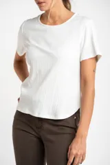 Remera negra de manga corta con cuello redondo y textura acanalada.