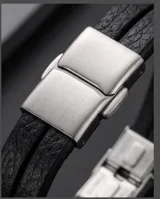 Pulsera de diseño moderno compuesta por una banda doble de cuerina negra y una chapa central de acero galvanizado con detalles metálicos en los extremos.