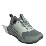 Championes de trekking Adidas Terrex Tracefinder 2 W, color verde grisáceo con detalles en gris claro y cordones en tono lavanda. Presentan una suela robusta y tecnología Lightmotion.