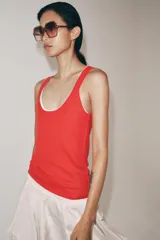 Top de punto fino con escote redondo y diseño sin mangas, de ajuste al cuerpo.