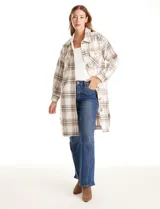 Sobrecamisa larga de tejido soft con estampado de cuadros en tonos celestes, beige y blanco. Presenta cuello con solapa, cierre frontal con botones, bolsillos aplicados en el pecho y mangas largas con puños abotonados.