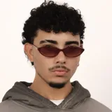 Lentes de sol con armazón ovalado de estilo retro en color negro y cristales oscuros polarizados con protección UV400.