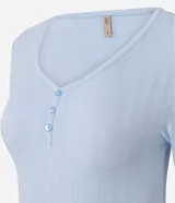 Blusa de pijama color bordó confeccionada en tejido rib acanalado, con escote en V y detalle de botones frontales. Cuenta con mangas cortas y calce regular.