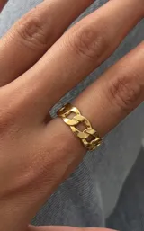 Anillo de acero dorado con diseño de eslabones tipo cadena panzer.