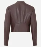 Campera de cuero sintético color marrón, con cuello redondo, cierre frontal y bolsillos laterales con cremallera. Presenta costuras verticales decorativas que le dan un diseño estructurado.