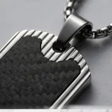 Collar de acero inoxidable con cadena de eslabones y dije rectangular con centro de fibra de carbono.