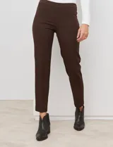 Pantalón recto color verde oliva, marca Zac & Rachel. Delantero con bolsillos inclinados y trasero con bolsillos ojal.