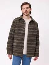 Camisa de franela con diseño de rayas horizontales en tonos verdes y marrones, con cierre frontal de botones y bolsillos en el pecho.