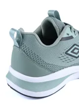 Championes deportivos Umbro modelo Vega, color lila, con tejido de malla transpirable, suela blanca con amortiguación y logo de la marca en el lateral.