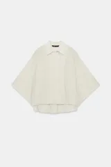 Camisa confeccionada en hilatura con mezcla de algodón, con diseño de cuadros sutiles, cuello solapa, manga por debajo del codo tipo kimono, bajo asimétrico y cierre lateral con botones.