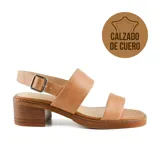 Sandalia de cuero color tostado, con dos tiras anchas sobre el empeine, tira con hebilla al tobillo y taco bajo de madera.
