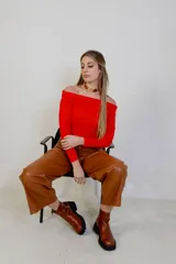 Top rojo con escote bote y mangas largas.