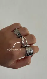Anillo plateado de acero quirúrgico con tres aros entrelazados.