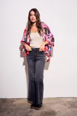 Kimono de viscosa con estampado abstracto multicolor, mangas 3/4 y corte holgado.