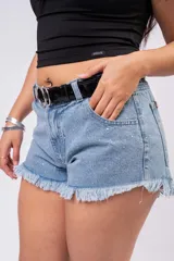 Short de denim tiro alto color celeste con lavado vintage, detalles de tachas aplicadas y ruedo desflecado.