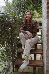 Pantalón tipo cargo de tiro alto con estampado floral pequeño. Presenta bolsillos cargo delanteros con botones a presión, bolsillos traseros con cierre metálico y largo tobillero.