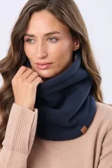 Cuello tipo bufanda reversible, confeccionado en tejido polar de un lado y sherpa del otro. Diseño liso en color azul marino con etiqueta decorativa pequeña.