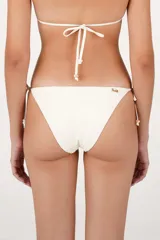 Calzón de bikini de tiro bajo en color crema, con lazos finos ajustables en los costados y detalles de bordado con cuentas en el frente.