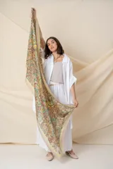 Pañuelo de seda estampado con motivos de arabescos en colores verde, rosa y celeste.