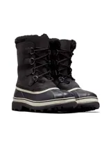 Bota de nieve Sorel modelo Caribou, de caña alta en color negro. Presenta una estructura robusta con base de goma vulcanizada impermeable y parte superior de nobuk. Incluye cordones frontales, forro interior de fieltro con puño de pelo sintético y suela con relieve antideslizante.