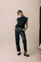 Pantalón babucha de cuero sintético color plateado metalizado, con cintura ancha elastizada y puños ajustados.