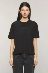 Remera negra de algodón con calce oversize, escote redondo, mangas cortas y estampa frontal con la frase "Light my fire".