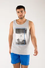 Short de baño color azul, con cintura elástica, bolsillos laterales y un bolsillo trasero. Confeccionado en tejido ligero de secado rápido con logo bordado.