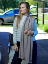 Pashmina de lana en color beige, con textura suave y diseño rectangular clásico.