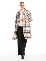 Sobrecamisa larga de tejido soft con estampado a cuadros en tonos beige, rosa y gris. Presenta cuello con solapa, cierre frontal con botones, bolsillos aplicados en el pecho y mangas largas con puños abotonados.