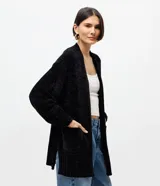 Cardigan largo de punto chenille con textura aterciopelada, diseño abierto con bolsillos delanteros, puños y ruedo acanalados, y aberturas laterales.