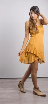 Vestido corto color mostaza con breteles finos y falda con volados.