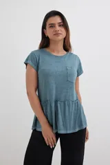 Remera azul con cuello redondo, bolsillo en el pecho y peplum en el ruedo.
