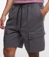 Bermuda gris de sarga ligera con cintura elástica ajustable con cordón y bolsillos cargo laterales.
