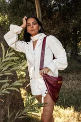 Riñonera de cuero 100% natural, color bordó, con diseño minimalista y acabado artesanal. Se puede usar cruzada.