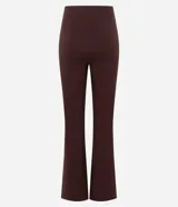 Pantalón de corte flare confeccionado en tejido Punto Roma, con diseño de tiro alto, recortes verticales a lo largo de las piernas y cintura elástica sin cierre.