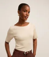 Blusa básica de punto Marfinno, color marfil, de corte ajustado, con elegante escote bote y mangas cortas.
