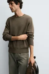 Jersey de punto con cuello redondo y manga larga, confeccionado en mezcla de algodón con textura de hilo torzal y acabados en rib.