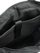 Cartera tipo tote bag acolchada en color negro, con diseño matelasse horizontal y asas de hombro acolchadas. Cuenta con un pequeño aplique metálico frontal con las iniciales de la marca.