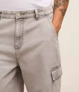 Bermuda baggy cargo para hombre confeccionada en jean negro, con cintura con trabillas, bolsillos laterales utilitarios y cierre frontal con botón y cremallera.
